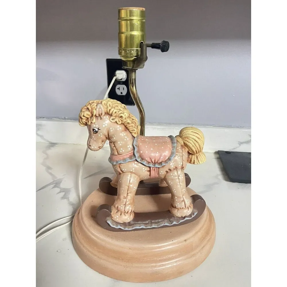 Beautiful vintage ceramic horse lamp that‎ stands 19
